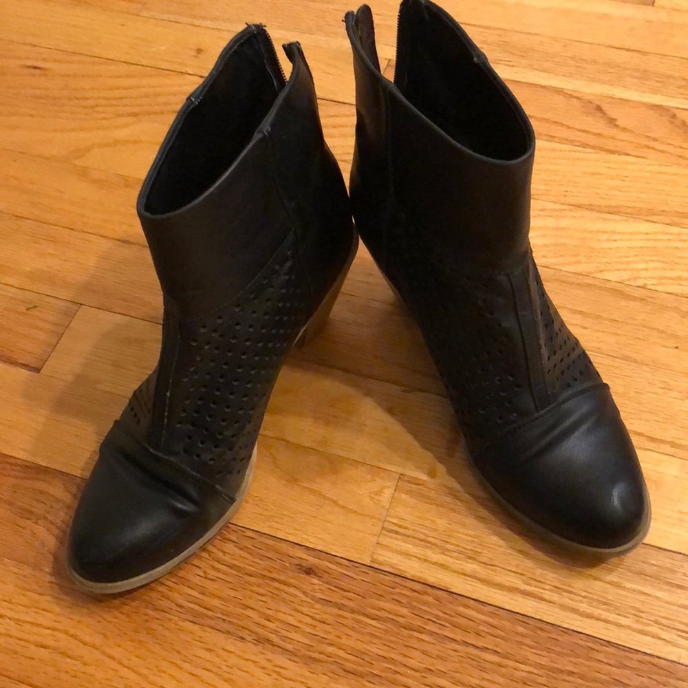 Madden Girl Black boot size: 8 1/2